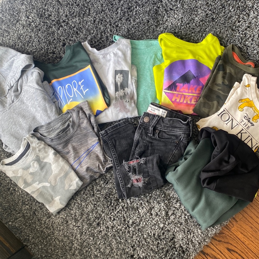 LOT OF 11 BOYS 5T (XS) CLOTHING